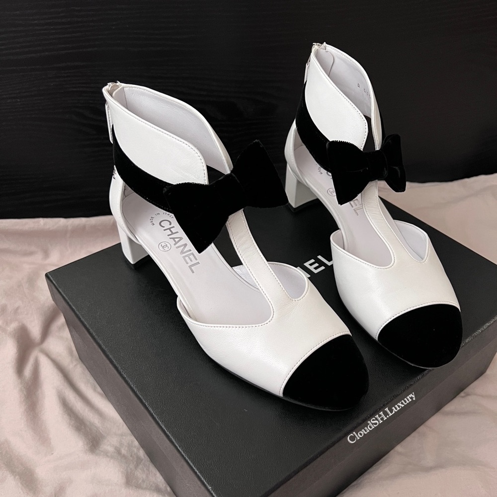 Auth Chanel White/ Black Leather Velvet Bow Pumps -Size.37.5  (PreLoved) - Picture 2 of 15
